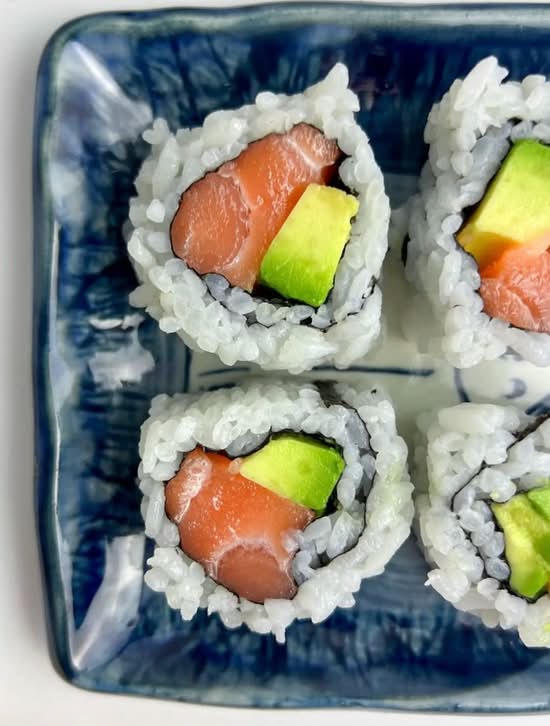 M19 Salmon avocado roll 三文鱼牛油果卷
